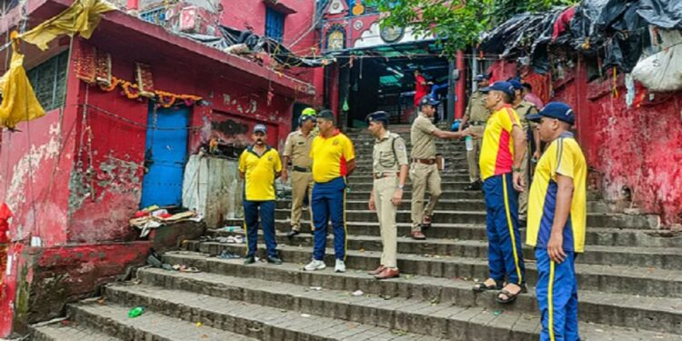 கோவில் கூட்ட நெரிசலில் சிக்கி ஆறு பேர் பலி!