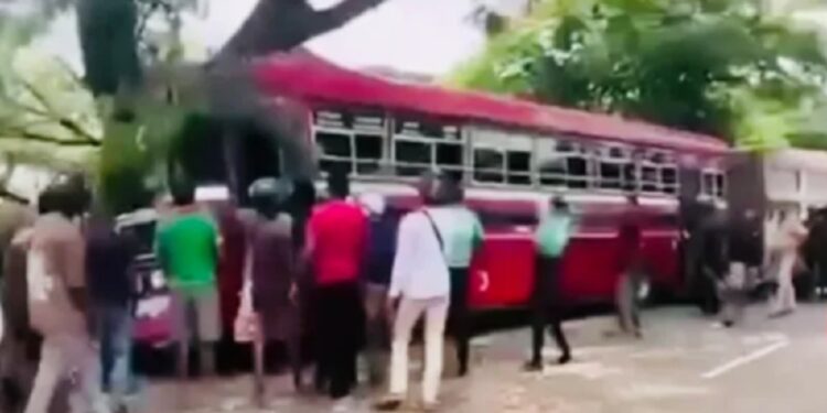 யாழில் இருந்து கொழும்பு சென்ற பேருந்து விபத்து பலர் காயம்!