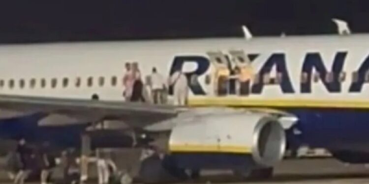 புறப்பட தயாரான விமானத்தில் தீ விபத்து!