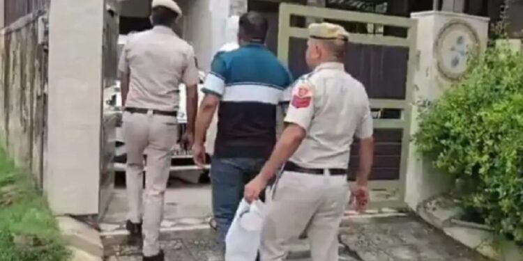 சொந்த மகளையே சுட்டுக் கொன்ற தந்தை !