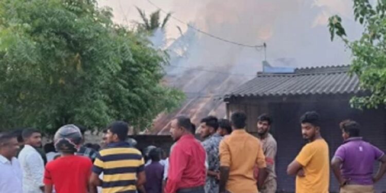 திடீரென தீப்பிடித்து எரிந்த சிற்றுண்டி கடை!