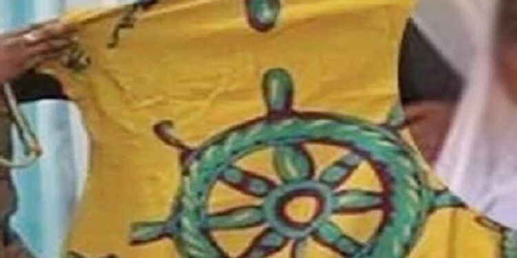 தர்ம சக்கரம்” பொறித்த ஆடையை அணிந்த பெண் நீதிமன்றம் பிறப்பித்த உத்தரவு!