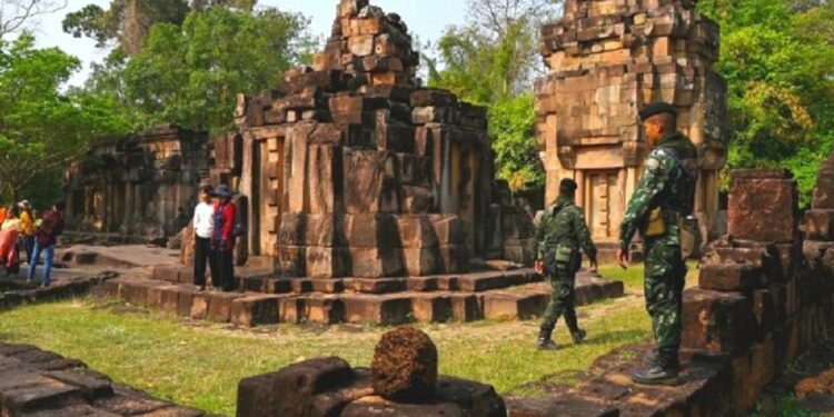 பழமையான ஆலயத்திற்கு சண்டை போடும் நடுகள்!