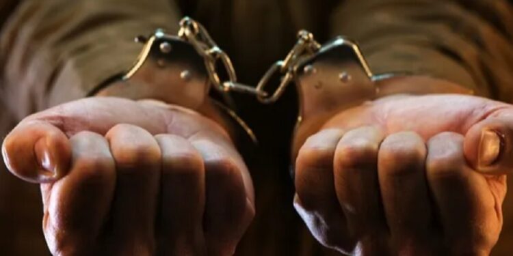 மோட்டார் சைக்கிளில் ஆபத்தான பொருட்களுடன் கைதான இளைஞன்