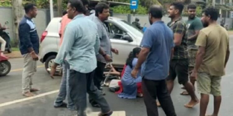 வீதியால் சென்ற பெண்ணுக்கு நிகழ்ந்த சோகம்!