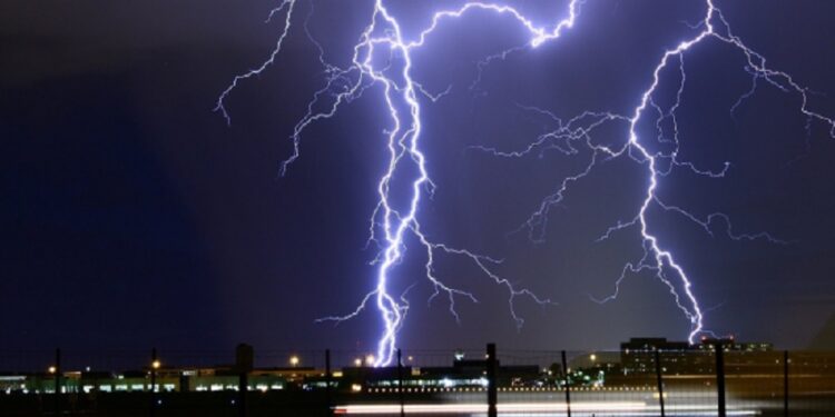 கடும் மின்னல் தாக்கம் தொடர்பில் மக்களுக்கு எச்சரிக்கை!