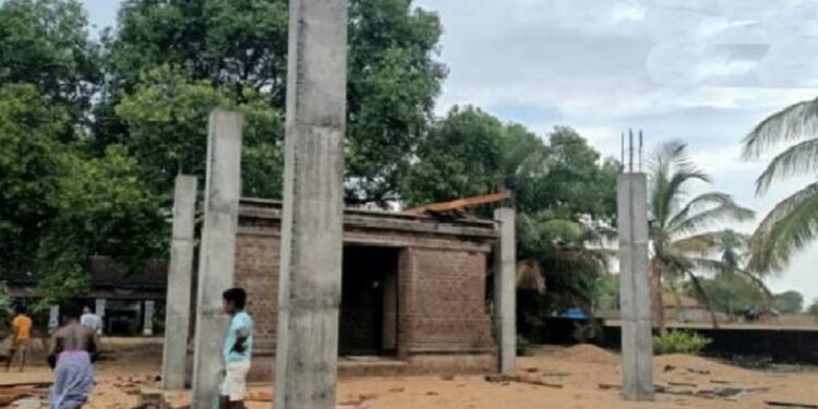 மட்டக்களப்பை தாக்கிய மினி சூறாவளி!