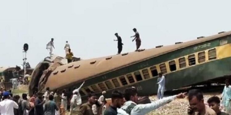 பாகிஸ்தானில் தடம் புரண்ட ரயில் !