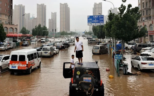 சீனாவில் சீரற்ற காலநிலையால் வெளியேற்றப்பட்ட மக்கள்!