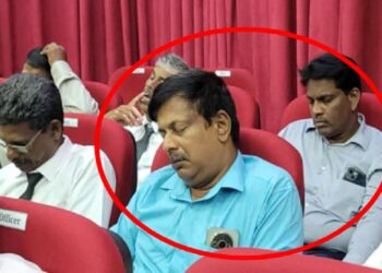 பிரதமரின் கூட்டத்தில் தூங்கி வழிந்த அதிகாரிகள்!