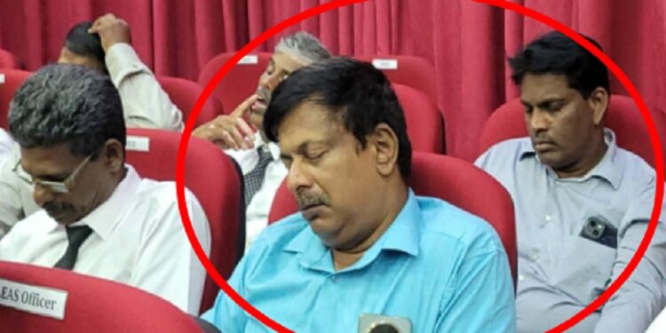 பிரதமரின் கூட்டத்தில் தூங்கி வழிந்த அதிகாரிகள்!