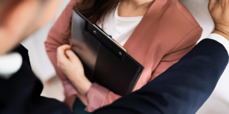 இளம் பெண்ணை சீரழித்த உயர் நீதிமன்ற வழக்கறிஞர் கைது!