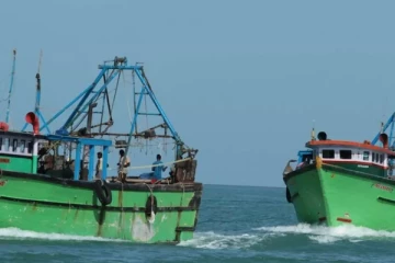 இழுவைப் படகுடன் கைதான இந்தியர்கள்!