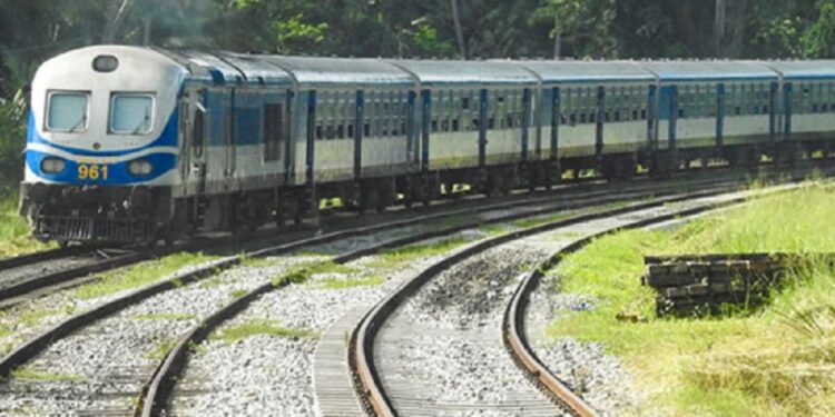 ஓடும் ரயிலில் ஏற முயன்ற யுவதிக்கு நிகழ்ந்த விபரீதம்!