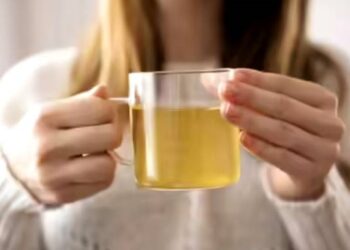 தொண்டைக் கரகரப்பை நீக்க இந்த தண்ணீர் குடிங்க போதும்!