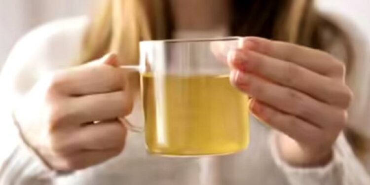 தொண்டைக் கரகரப்பை நீக்க இந்த தண்ணீர் குடிங்க போதும்!