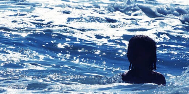 கடலில் அடித்துச் செல்லப்பட்ட சிறுமி!