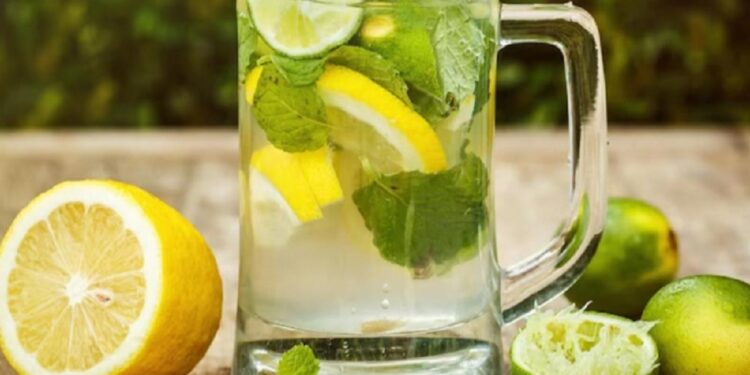 வெறும் வயிற்றில் எலுமிச்சை சாறு குடிப்பதால்  கிடைக்கும் நன்மைகள்!