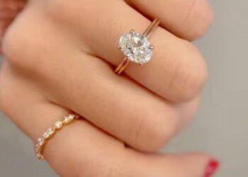 திருமணம் ஆகாத பெண்கள் மோதிர விரலில் மோதிரம் அணியலாமா?