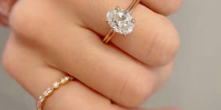 திருமணம் ஆகாத பெண்கள் மோதிர விரலில் மோதிரம் அணியலாமா?