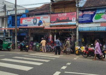 வழமை போன்று இயங்கும் சாவகச்சேரி நகரம்!