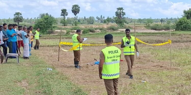 வயல் வெளியில் ஆடையின்றி மீட்க்கப்பட்ட சடலம்!