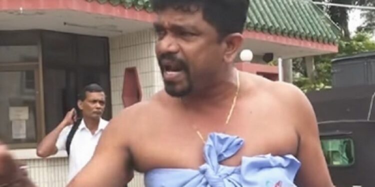 அரைக்குறை ஆடையுடன் ஆர்பாட்டத்தில் தபால் ஊழியர்!