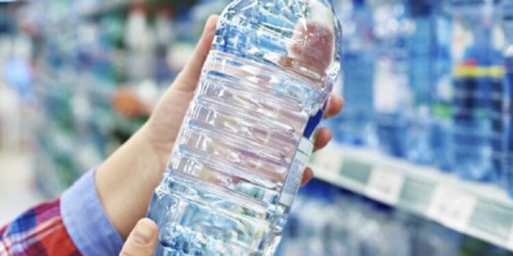 அதிக விலைக்கு குடிநீர் போத்தலை விற்பனை செய்தவருக்கு எதிராக சட்ட நடவடிக்கை!