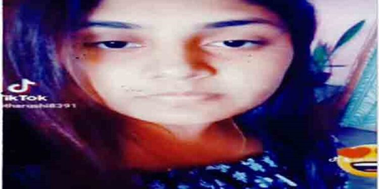 இளம் பெண் தொடர்பில் பொது மக்களின் உதவி கோரும் பொலிசார்!