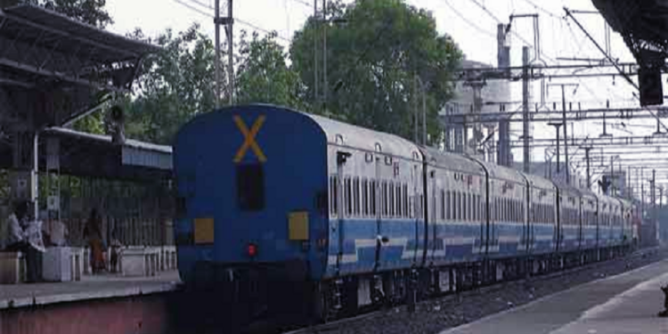 ரயில் பெட்டியின் பின்னால் இருக்கும் X குறியீடு என்ன தெரியுமா ?