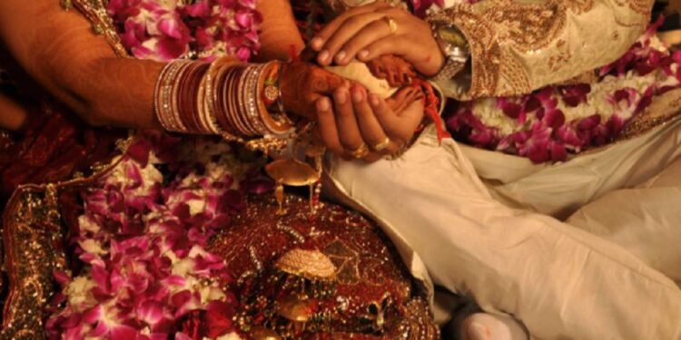 திருமணம் செய்ய வற்புறுத்திய பெண்ணை வெட்டி வீசிய காதலன்!