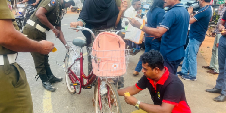 வவுனியாவில் துவிச்சக்கர வண்டிகளுக்கு ஸ்டிக்கர் ஓட்டும் பணி முன்னெடுப்பு!