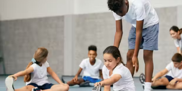 மாணவிகளிடம் சில்மிஷம் செய்த ஆசிரியர்