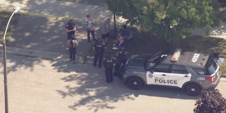 மூதாட்டியை கத்தியால் குத்திய சிறுமி!