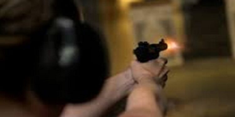 உணவக உரிமையாளர் மீது துப்பாக்கிச்சூடு!