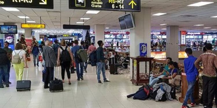 விமான நிலையத்தில் கைதான இரண்டு சந்தேக நபர்கள்!