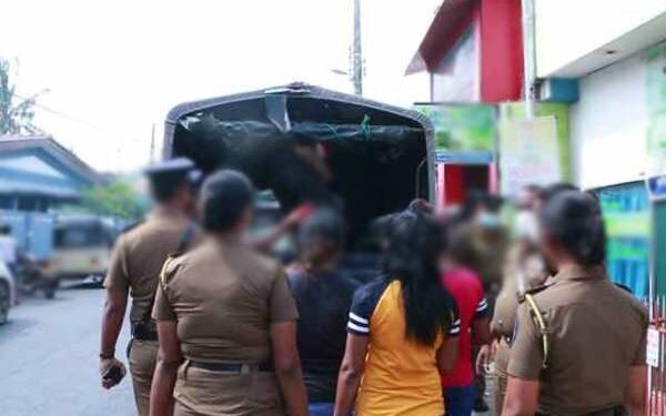 மசாஜ் நிலையத்தில் கைதான பெண்கள்