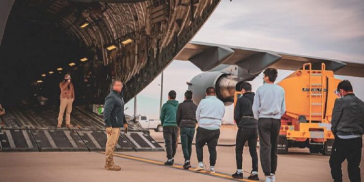 அமெரிக்காவில் சட்டவிரோத குடியேறிகள் நாடு கடத்தல்!