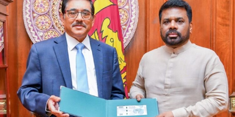 2000 ரூபாய் புதிய நினைவு நாணயத் தாள் ஜனாதிபதியிடம் கையளிப்பு!