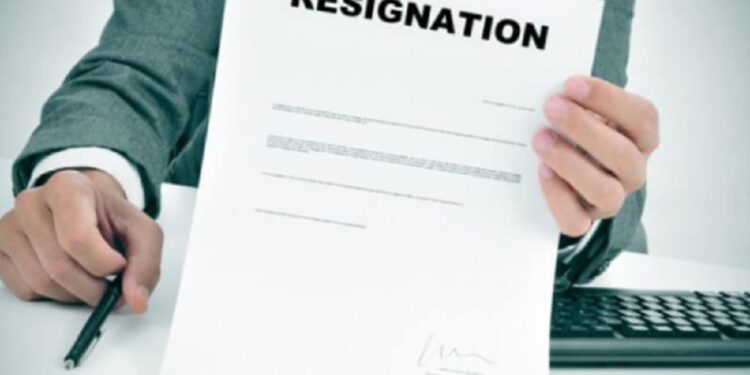 நிதியமைச்சின் உயரதிகாரி பதவி துறந்தார்!