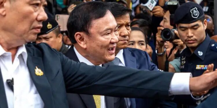 அரச குடும்ப அவதூறு வழக்கிலிருந்து விடுதலையானார் தாய்லாந்து முன்னாள் பிரதமர்