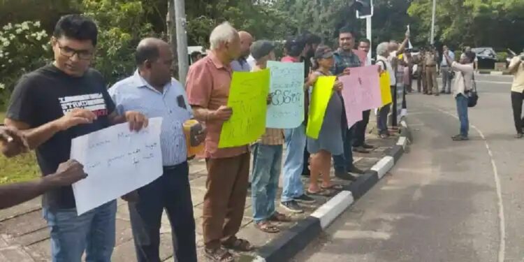 நாடாளுமன்றிற்கு வெளியில் கவனயீர்ப்பு போராட்டம் முன்னெடுப்பு!