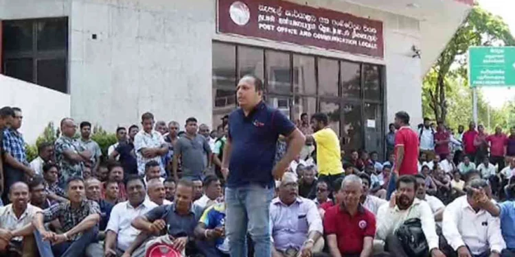 தொடர்ந்தும் வேலை நிறுத்த போராட்டத்தில் ஈடுபடும் தபால் ஊழியர்கள்!