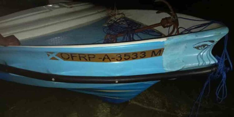 புங்குடுதீவில் கரையொதுங்கிய படகு!