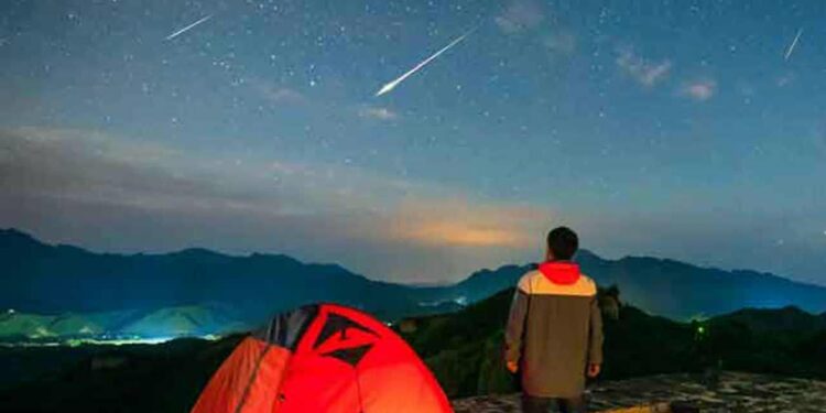 இன்று இரவு வானில் நிகழவுள்ள அதிசயம்!