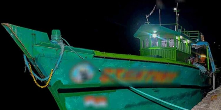 இலங்கை கடற்பரப்பில் எல்லை தாண்டிய இந்திய மீனவர்கள் கைது!