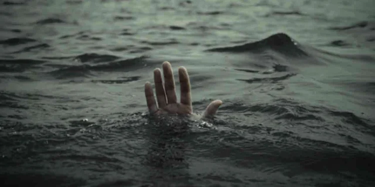 நீரில் மூழ்கி இரு இளைஞர்கள் மாயம்!