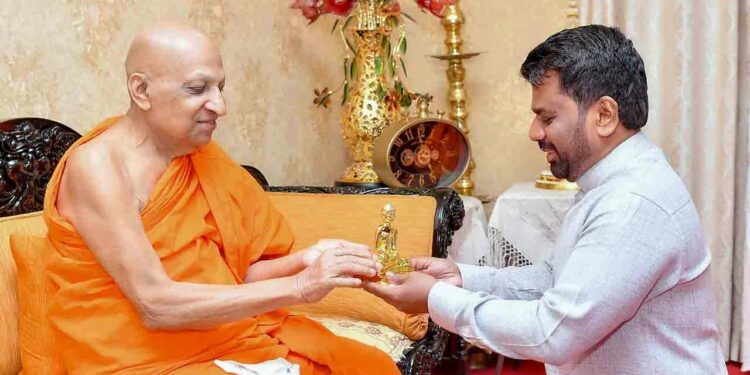 மல்வத்து, அஸ்கிரி மகாநாயக்க தேரர்களை சந்தித்தார் ஜனாதிபதி!