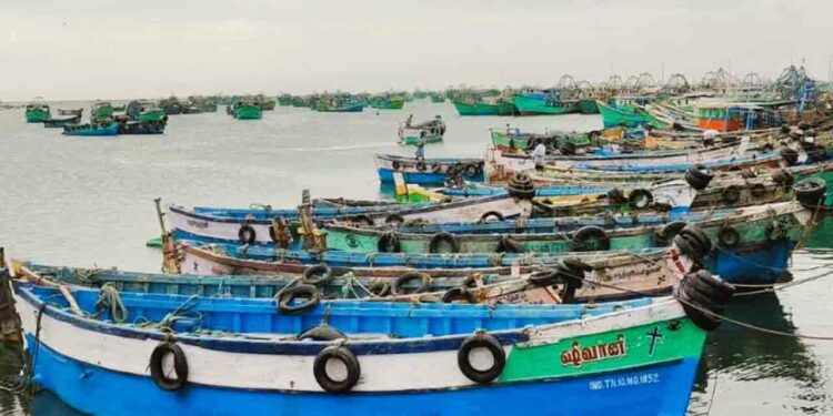 வேலை நிறுத்த போராட்டத்தில் ஈடுபடும் ராமேஸ்வர மீனவர்கள்