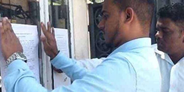 ராஜித வீட்டில் ஒட்டப்பட்ட அறிவித்தல்!